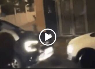 Tạm giữ tài xế xe Ford Ranger tông taxi và hành hung người dân