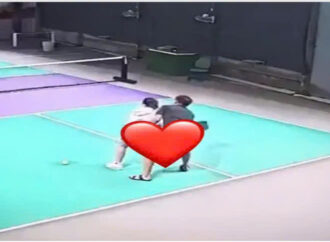 Chồng thì đi làm bục mặt… Vợ thì rảnh ha’ng đi tập Pickball với thầy thế này đây