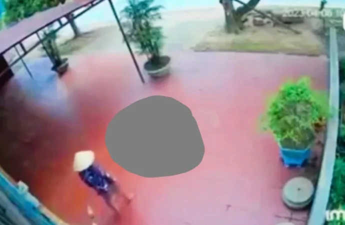 Khổ thân: Cha’u rơj từ t2 xuống. Bà không hiểu chuyện gì cứ thấy cha’u khóc