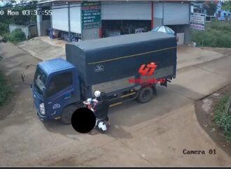 3 be’ gai’ lớp 8 đèo nhau trên xe điện var với xe tải, 1 be’ tv…