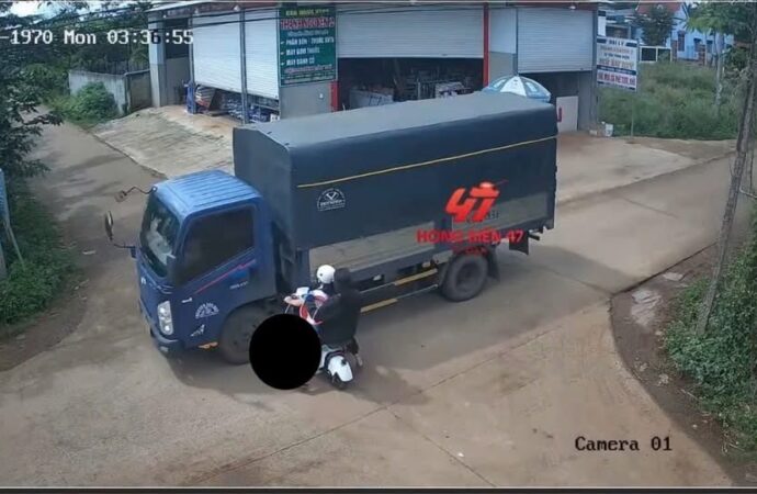 3 be’ gai’ lớp 8 đèo nhau trên xe điện var với xe tải, 1 be’ tv…