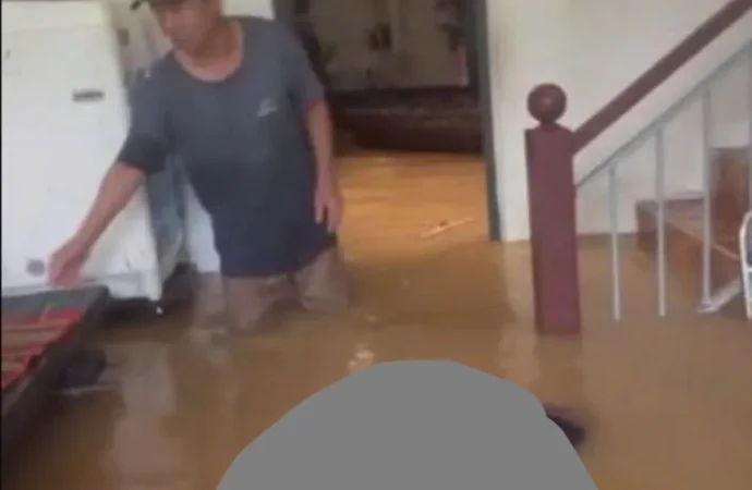 Cụ ở có 1 mình, nước dâng lên không biết kêu ai…. thương thật sự