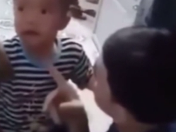 Video bố ” DẠY ” con không ai can đươc, xem mà xót xa