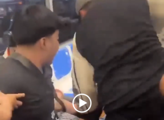 Cljp bảo vệ tàu Metro bị hanhhung da~man chỉ vì nhắc khách giữ trật tự