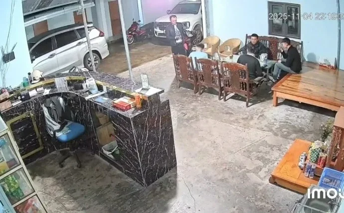Vjdeo chủ quán karaoke bị đánh hội đồng không rõ lỹ do