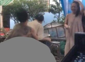 Ck thì đi làm bục mặt, vk ở nhà họp lớp thế này đây…