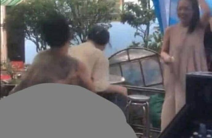 Ck thì đi làm bục mặt, vk ở nhà họp lớp thế này đây…