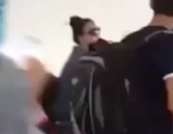 Vjdeo Phát hiện ck đi du lịch với pé ba, vk lao vào combat…