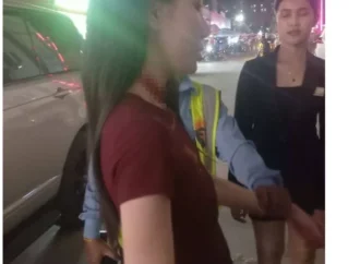 Cô gáj tự cầm dao cat co mjnh