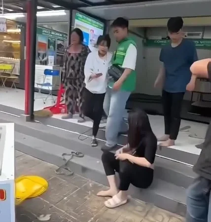 tranh giành kiot bán hàng, hai nhóm lao vào nhau hỗn chiến…