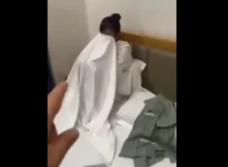 Vjdeo con trai phát hiện bố vào nn cùng ng iu