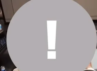 Thanh niên húp sò trên bàn tiệc luôn