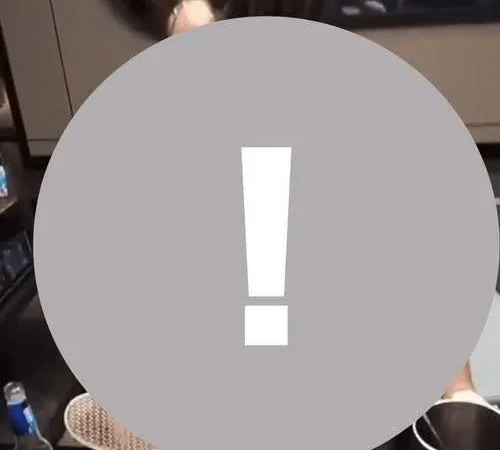 Thanh niên húp sò trên bàn tiệc luôn