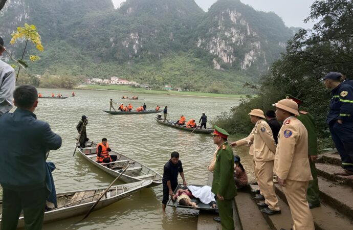 Chùm ảnh tại hiện trường vụ lật đò chở 7 người trong một gia đình xảy ra vào ngày mùng 3 Tết