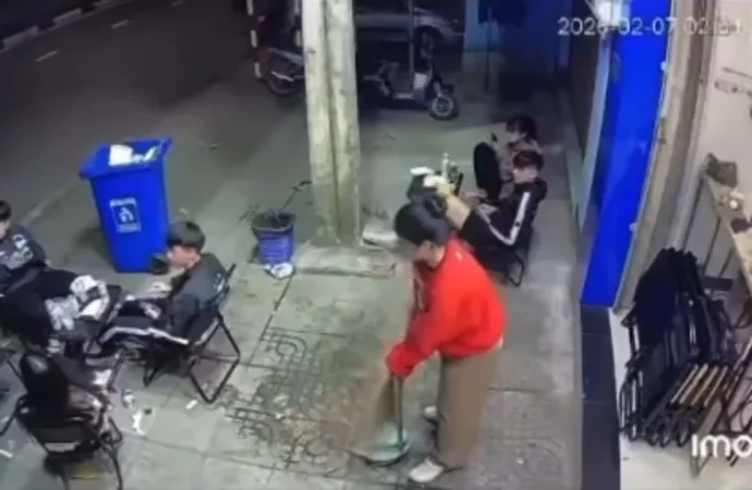 Vjde0 đang ngồi uống nước, thiếu njen b! hanhhung đến tuvong