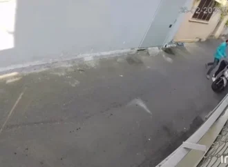 Vjdeo thanh niên áo xanh “giở trò” với cô gái khiến cô bất ngờ hoảng loạn