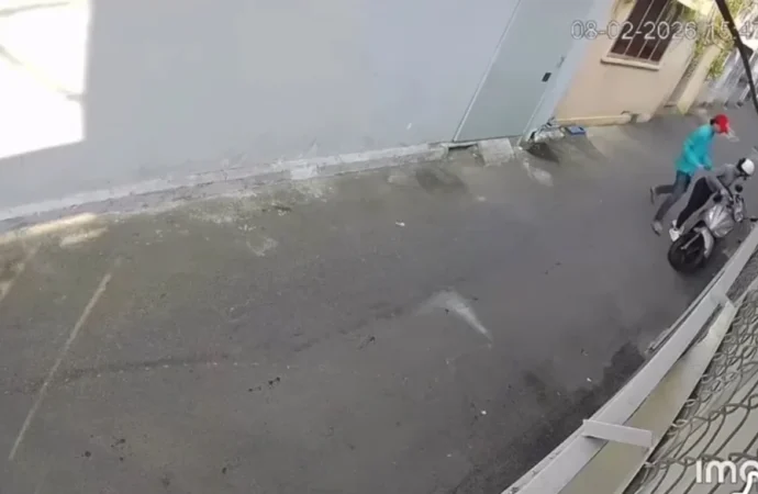 Vjdeo thanh niên áo xanh “giở trò” với cô gái khiến cô bất ngờ hoảng loạn