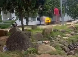 CK bắt tại trận VK đang hú hí với người khác CK lôi ra ngoài lột đồ đánh dã man trần như nhộng