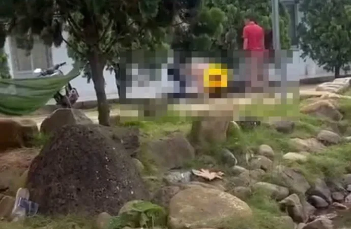 CK bắt tại trận VK đang hú hí với người khác CK lôi ra ngoài lột đồ đánh dã man trần như nhộng