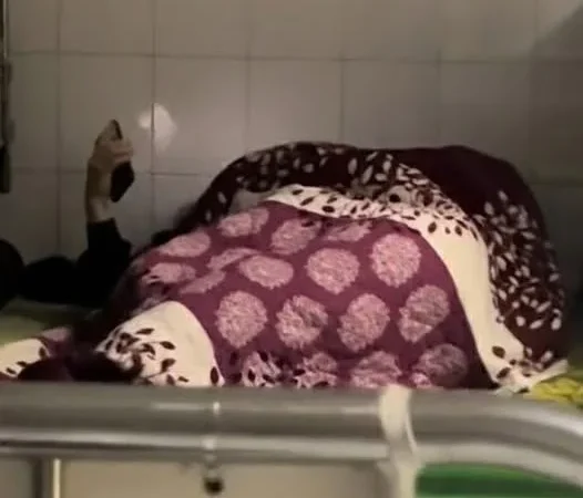 [Vjdeo] Đi chăm bệnh nhân mà cũng ấy…. dc à