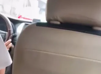 Vjde0 bác tài xế vừa chạy xe vừa xem phim chưởng