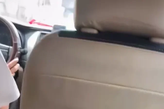 Vjde0 bác tài xế vừa chạy xe vừa xem phim chưởng