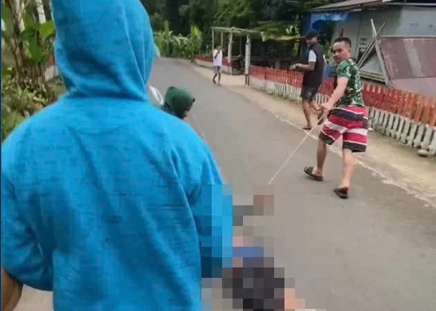 Vjdeo Đám đông không thương xót kẻ Hl3P Z@M người phụ nữ khuyết tật