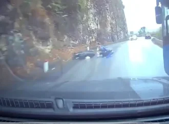 Vjdeo Xe ô tô vượt ẩu trên đường đèo, hai người đi xe máy gặp tai nạn nghiêm trọng