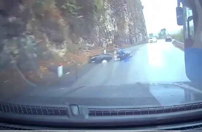 Vjdeo Xe ô tô vượt ẩu trên đường đèo, hai người đi xe máy gặp tai nạn nghiêm trọng