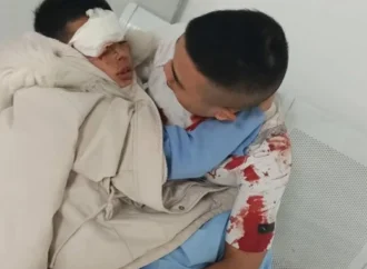 Vjdeo cháu bé chạy ra xem pháo thì..