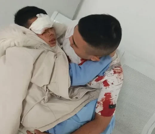 Vjdeo cháu bé chạy ra xem pháo thì..