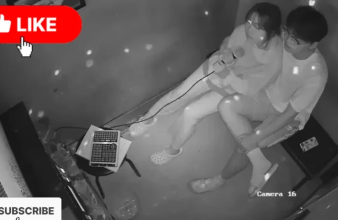 Vjdeo: đang hát kara thì b! moc  dây dật dật luônn