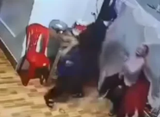 Vjdeo Con trai “tác động vật lý” mẹ ruột và chị gái