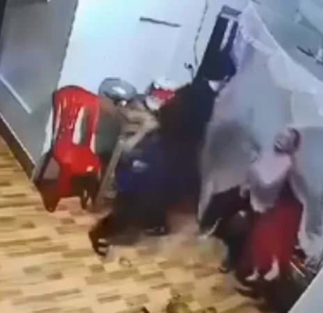 Vjdeo Con trai “tác động vật lý” mẹ ruột và chị gái