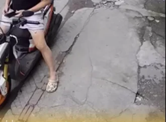 Đang ngồi xe máy thanh niên bị dotqui