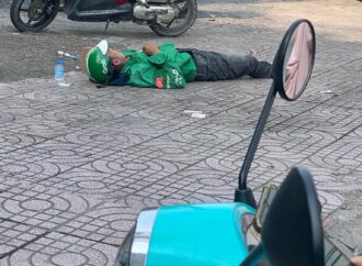 Shipper gục chết bên xe máy chở đầy hàng ở phường An Phú Đông