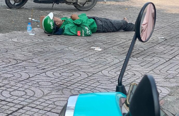 Shipper gục chết bên xe máy chở đầy hàng ở phường An Phú Đông