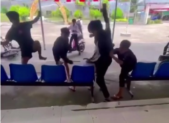 BLHĐ 4-5 em học sinh lao vào hội đồng 1 bạn da!man