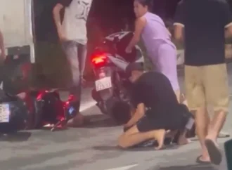 Chưa rõ m;âu t;huẫn gì, mà đ@m nhau ghê vậy, 1 thanh niên gụ;c tại chỗ…