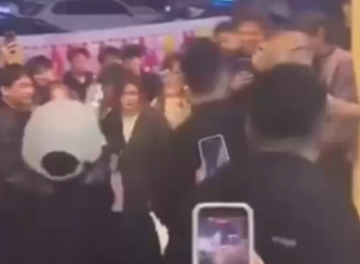 Nge nói đang hót ở TQ, cô gái và a traj gây nhau