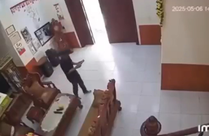 Vjde0 ng đàn ông ra tay damann, 1 cái rụng luôn