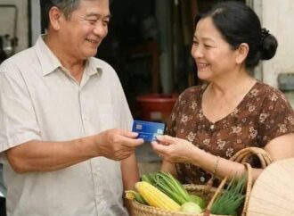 Tái hôn ở tuổi 60, ông xã đưa tôi cả thẻ lương rồi bảo: “Bà cứ tiêu thoải mái”, nhưng chỉ sau một lần đi chợ, tôi bàng hoàng phát hiện ra bí mật ông giấu suốt mười năm trời