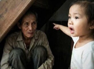 Bố bán nhà về ở cùng gia đình tôi, 2 năm sau chỉ một câu nói hồn nhiên của con tôi khiến ông lặ-ng l-ẽ bỏ đi trong đêm…